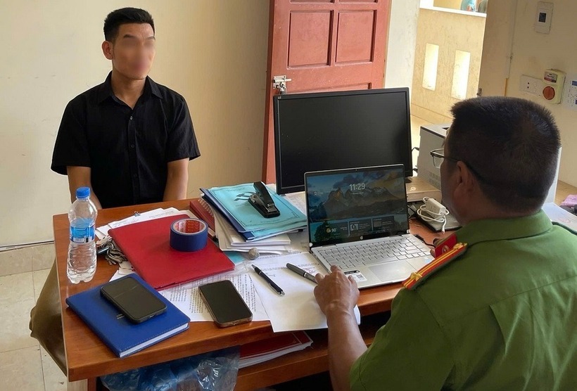 Công an xã Mỹ Lý làm việc với T.M.H., người đăng tải thông tin thất thiệt về đập thủy điện bản Ang trên Facbook cá nhân. Ảnh: Dân trí