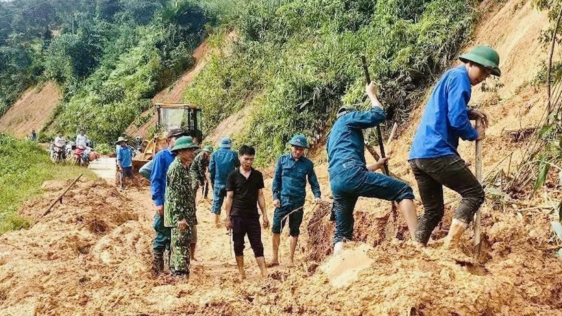 Lực lượng chức năng tỉnh Nghệ An khắc phục sạt lở do ảnh hưởng của cơn bão số 3