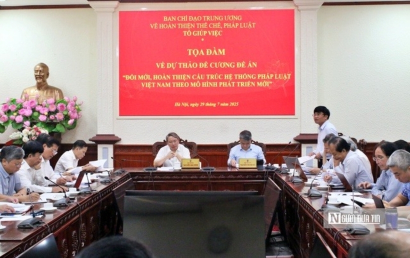 Các đại biểu đóng góp ý kiến tại tọa đàm.