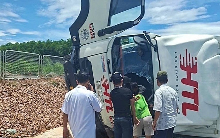 Lực lượng chức năng cùng người dân đã phải phá kính chắn gió phần đầu ô tô để đưa tài xế ra ngoài.&nbsp;Ảnh: Báo Xây dựng