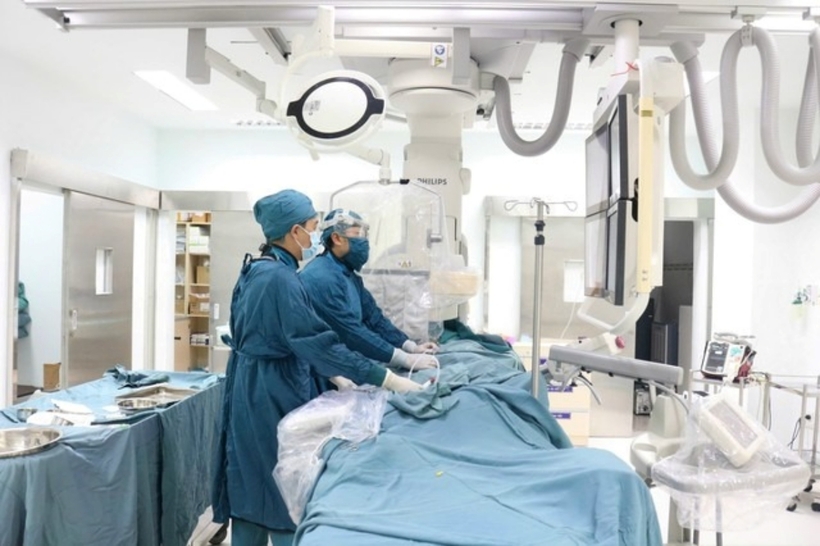Các bác sĩ tiến hành phẫu thuật cho người bệnh. Ảnh: Sức Khỏe & Đời Sống