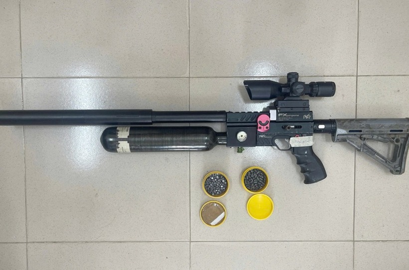 Công an thu giữ khẩu súng hơi và hơn 200 viên đạn chì từ Nguyễn Văn Sự. (Ảnh: Công an Cần Thơ)