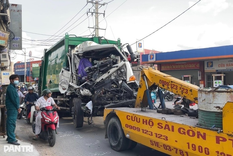 Xe cứu hộ và xe rác trong vụ tai nạn. Ảnh: Dân trí