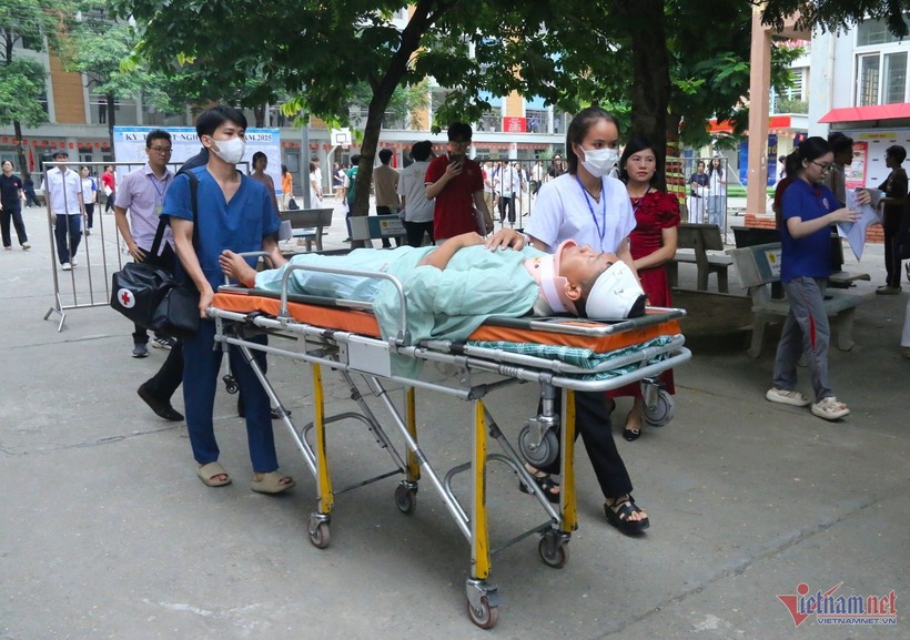 Hình ảnh nam sinh nằm cáng đi thi từng gây xúc động trên mạng xã hội, thu hút nhiều sự quan tâm. Ảnh: VietNamnet
