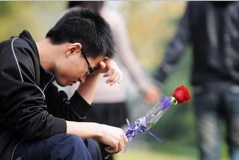Đàn ông thiếu tự tin còn thể hiện ở việc họ không hài lòng với con người thật của mình, ngại chia sẻ công việc, gia đình và bạn bè..