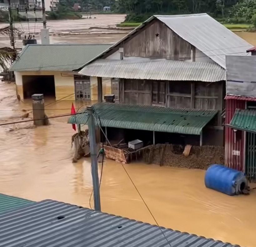 Nước dâng cao tại ngã ba trung tâm xã Mường Lạn. Ảnh: VietNamNet