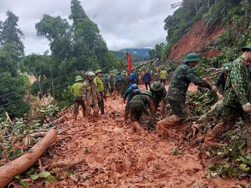 Các lực lượng dọn dẹp đất đá, cây đổ ở trên tuyến đường bị sạt lở tại xã Mường Luân. Ảnh: Nông Nghiệp & Môi Trường