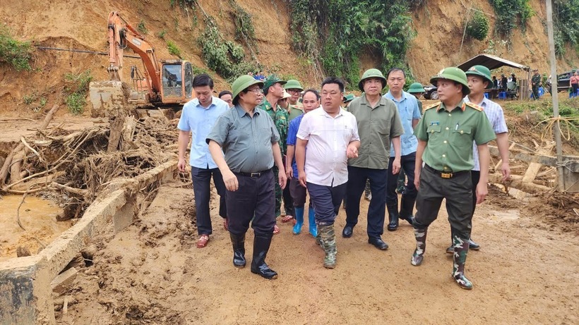 Thủ tướng Phạm Minh Chính thăm hỏi, động viên người dân chịu ảnh hưởng, thiệt hại nặng nề do mưa lũ, sạt lở đất (Ảnh: VGP).
