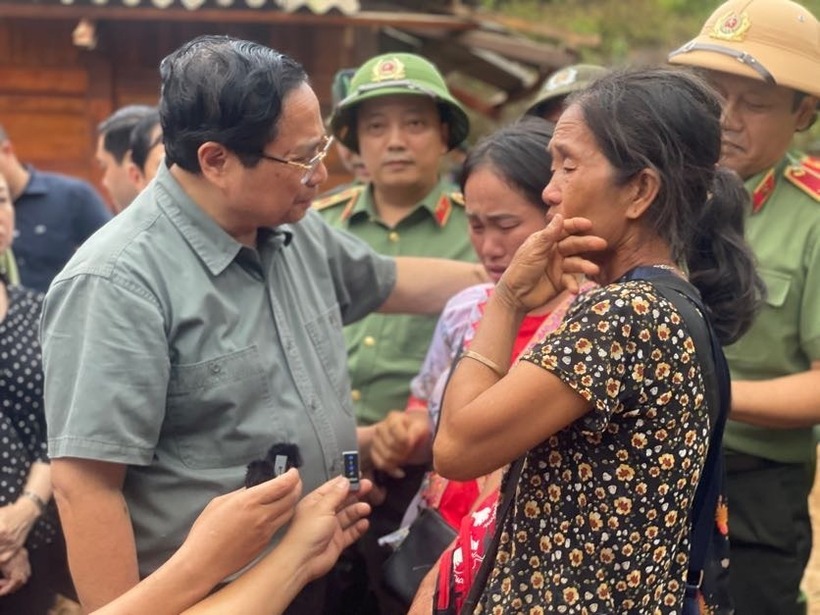 Thủ tướng yêu cầu tập trung khắc phục nhanh nhất hậu quả do lũ ống, lũ quét, sạt lở đất gây ra, không để người dân bị đói, khát, rét, không có chỗ ở (Ảnh: VGP).