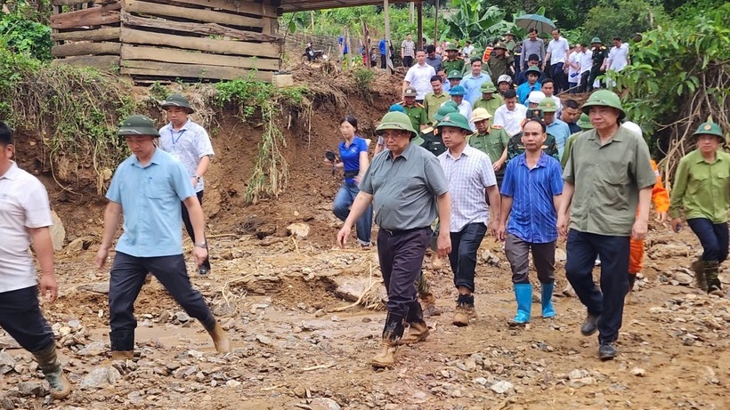 Thủ tướng trực tiếp vào hiện trường bản Háng Pú Xi, xã Xa Dung, nơi có 17 hộ dân 80 khẩu bị mất toàn bộ nhà cửa (Ảnh: VGP).