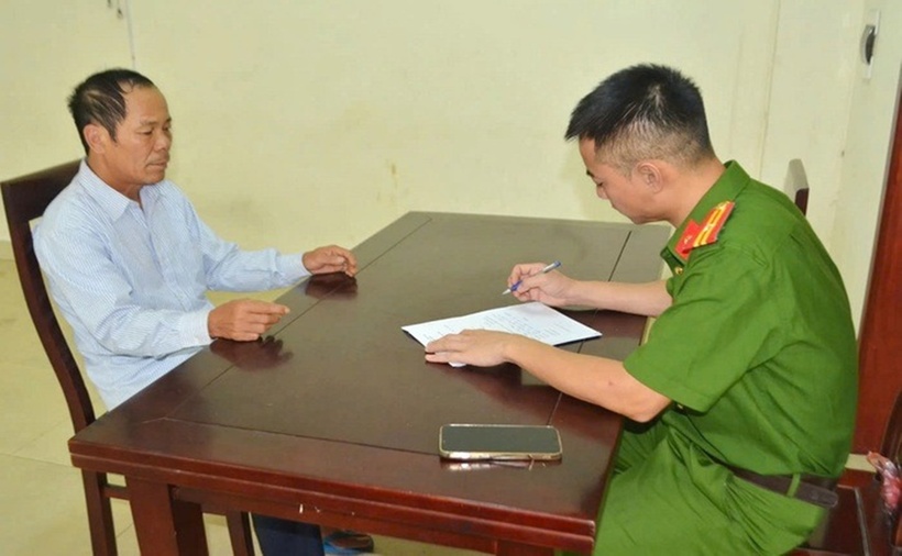 Đối tượng cầm đầu Lương Văn Dương tại cơ quan công an. (Ảnh: Người lao động)