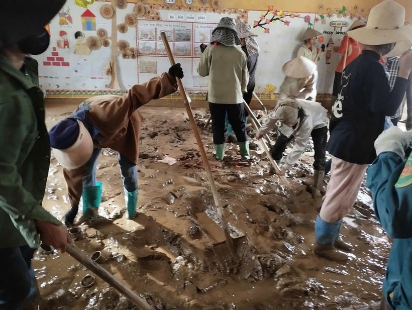 Các thầy, cô giáo và cha mẹ học sinh điểm trường Pá Vạt dọn dẹp phòng học sau mưa lũ.