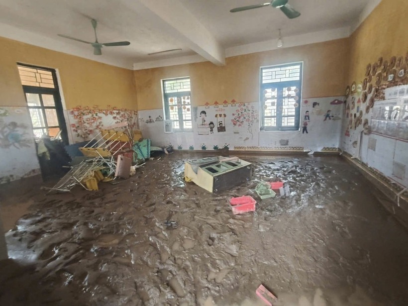 Bùn đất tràn vào phòng học.