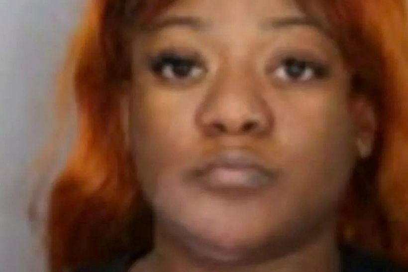 Nữ nhân viên tạt dầu nóng vào khách hàng. Ảnh: Mirror