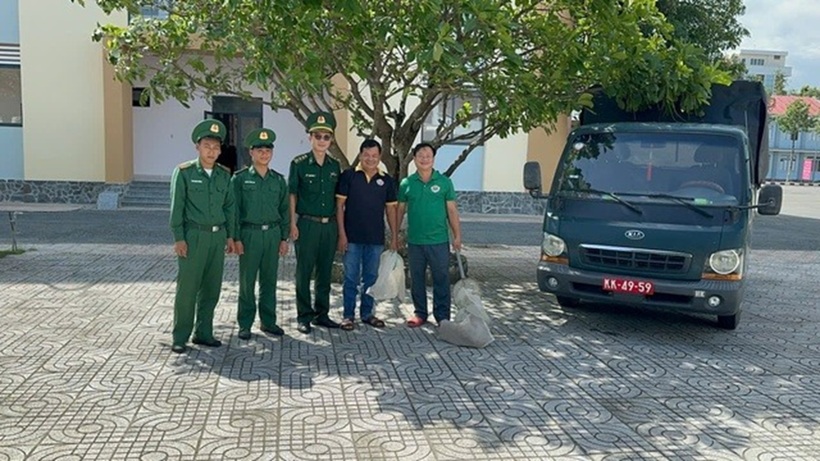 Đại diện Bộ đội biên phòng tỉnh Đồng Tháp bàn giao rái cá quý hiếm cho Trại rắn Đồng Tâm chăm sóc, bảo tồn. Ảnh: Thanh Niên