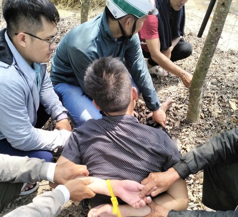 Công an xã Vĩnh Quang bắt được người đàn ông dùng dao đâm chủ tiệm Photocopy. Ảnh: Dân Trí