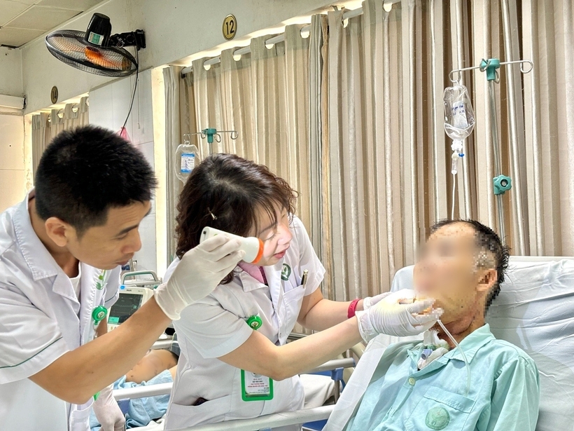 Sau ca mổ kéo dài hơn 10 giờ, các bác sĩ đã ghép thành công các mạch máu và thần kinh nhỏ dưới kinh vi phẫu thuật. Ảnh: Dân Trí