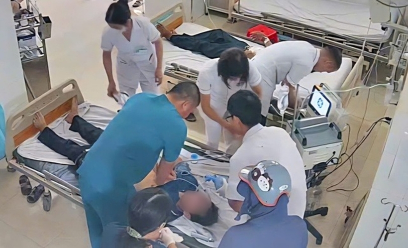 Tim bệnh nhân đập trở lại và bắt được mạch sau 45 phút liên tục cấp cứu. Ảnh: Sức Khỏe & Đời Sống