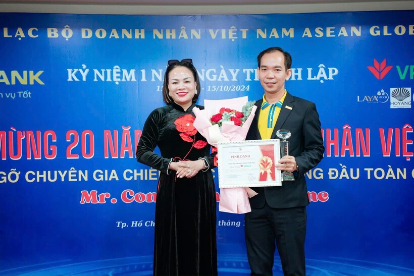 Doanh nhân Nguyễn Thị Ngân nhận hoa và cúp vinh danh tại Lễ kỷ niệm 1 năm Ngày thành lập CLB Doanh nhân Việt Nam.