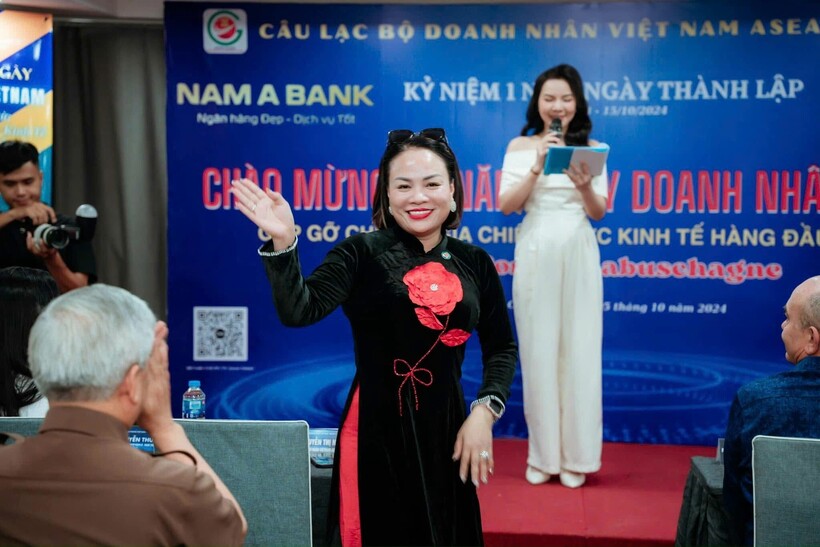 Doanh nhân Nguyễn Thị Ngân vinh dự tại buổi lễ.