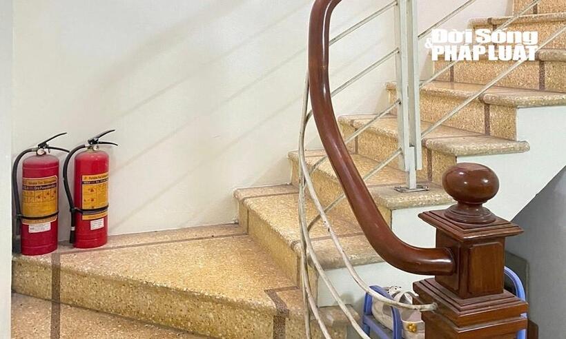 Ở một số nhà trọ, định nghĩa “đầy đủ thiết bị phòng cháy chữa cháy” chỉ đơn giản là 2 chiếc bình chữa cháy đặt tại góc cầu thang.