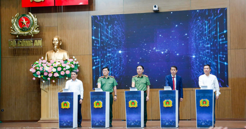 Thượng tướng, Thứ trưởng Bộ Công an Trần Quốc Tỏ cùng các đại biểu tham dự đã cùng thực hiện nghi thức nhấn nút để chính thức xuất hiện giao diện mới Cổng Thông tin điện tử Bộ Công an.