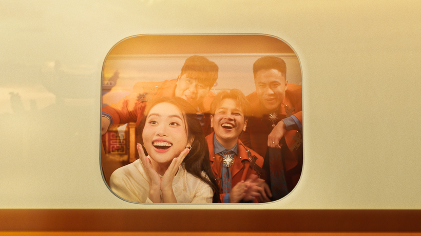 Hình ảnh Phương Mỹ Chi xuất hiện trong tà áo dài cùng nhiều huy hiệu đáng tự hào trên ngực áo.