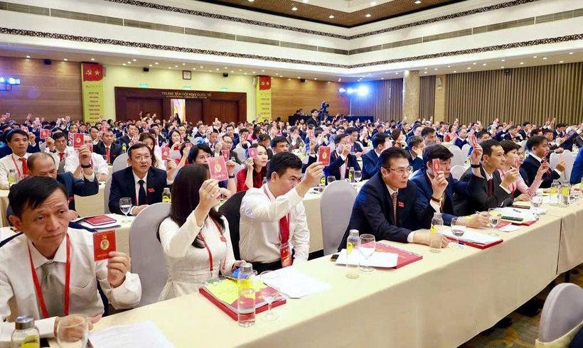 Đại biểu thông qua các nghị quyết tại đại hội.