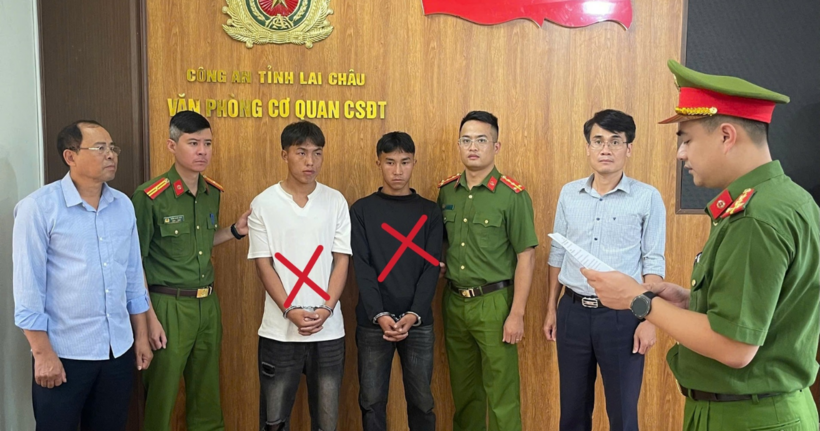 Giàng A Nủ và Giàng A Do tại cơ quan công an.