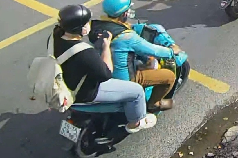 Chị Mai đã lên một chiếc xe ôm công nghệ rồi rời đi. Ảnh: Báo Dân trí.