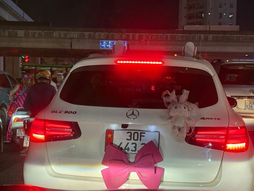 Chiếc nơ hồng kích thước lớn được dán ở đuôi ô tô. Ảnh: Dân Trí