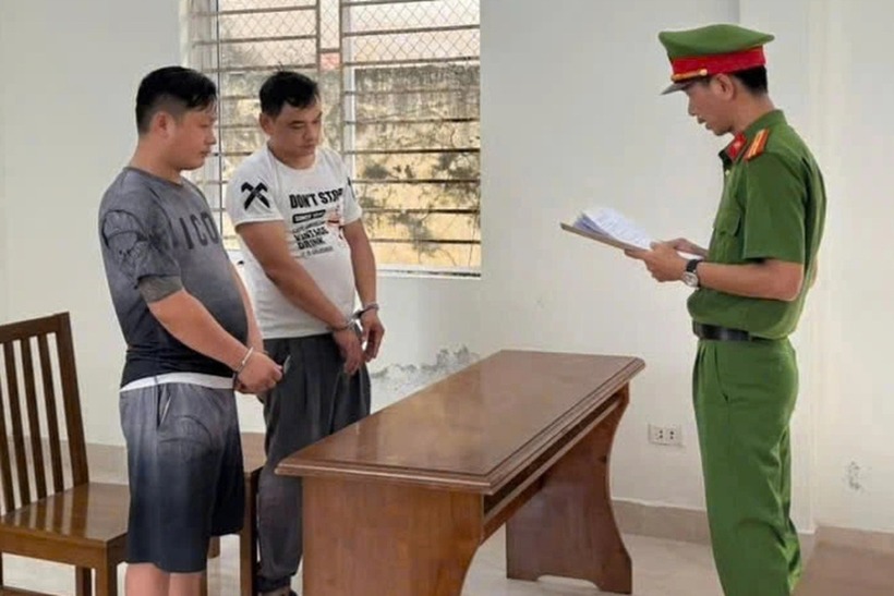 Hai đối tượng lạ mặt giả danh cán bộ công an, mang theo còng số 8, xông vào tụ điểm đánh bạc. Ảnh: Báo Dân trí.