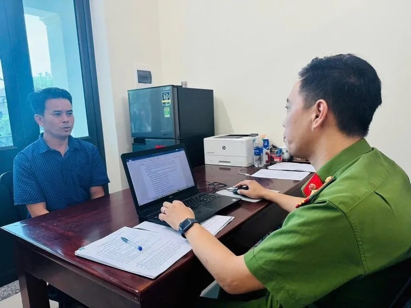 Ông Nguyễn Văn Mạnh tại cơ quan công an. Ảnh: PLO.