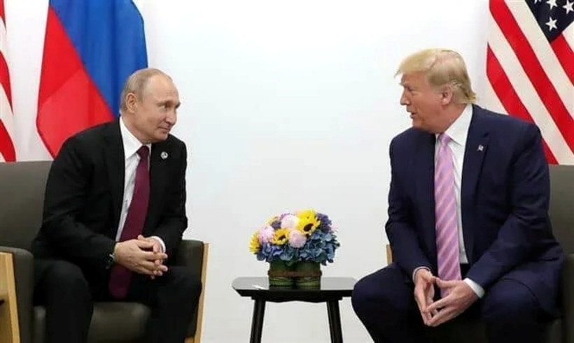 Tổng thống Mỹ Donald Trump (bên phải) trong cuộc gặp Tổng thống Nga Vladimir Putin (bên trái) bên lề hội nghị thượng đỉnh G20 tại Osaka (Nhật Bản) năm 2019. Ảnh: KYODO
