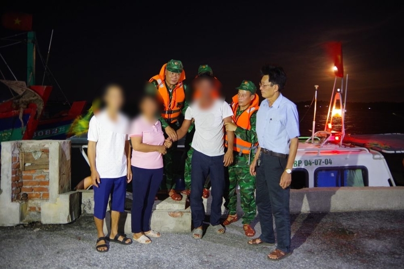 Bộ đội Biên phòng tìm kiếm, cứu nạn thành công ngư dân gặp nạn trên biển. Ảnh: Lao động
