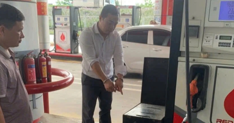Nơi Hoàng (áo trắng) mua xăng (Ảnh: Công an TP Hà Nội).