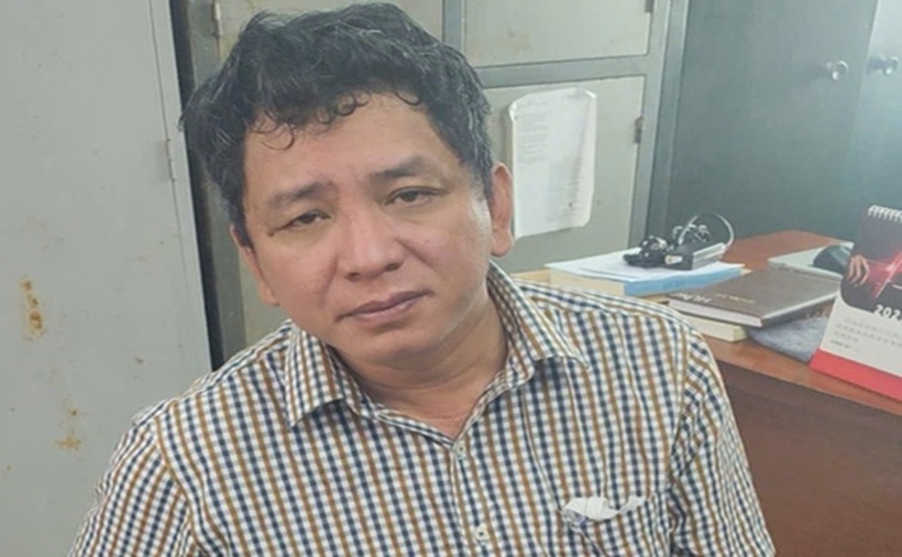 Đối tượng truy nã đặc biệt nguy hiểm Phạm Ngọc Nông ra cơ quan công an đầu thú. (Ảnh: Cơ quan công an)