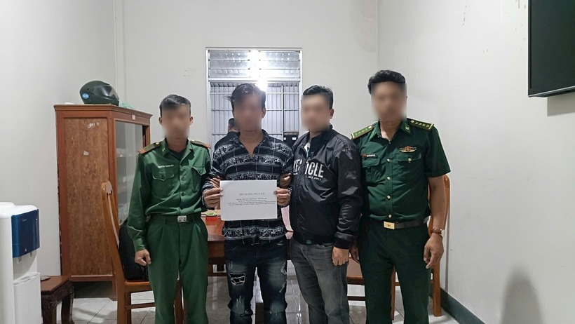 Đối tượng Trương Minh Đạt (thứ hai từ trái qua) bị bắt giữ. Ảnh: Công Lý