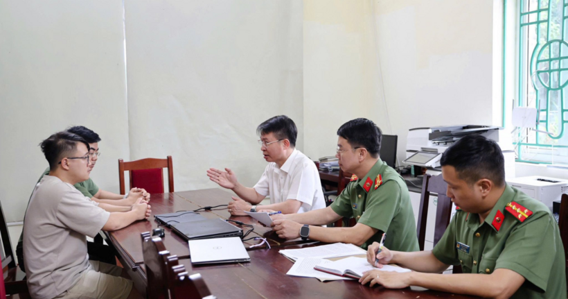 Thiếu tướng Nguyễn Minh Tuấn, Giám đốc Công an tỉnh Phú Thọ (áo trắng) trực tiếp lấy lời khai các đối tượng. (Ảnh: Công an Phú Thọ)