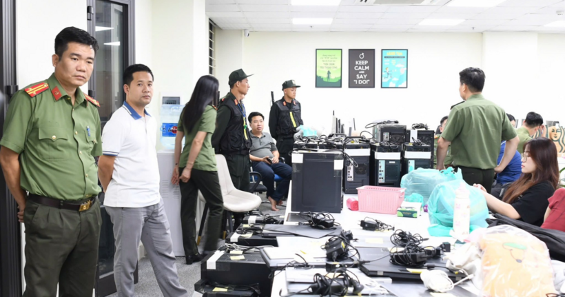 Cơ quan An ninh điều tra thu giữ điện thoại, laptop, máy tính cây,… phục vụ công tác điều tra. (Ảnh: Công an Phú Thọ)