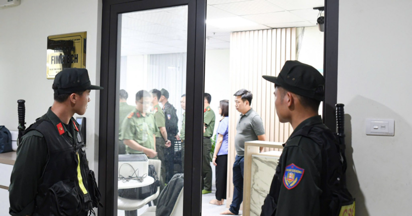 Lực lượng công an triển khai phương án khám xét khẩn cấp Công ty TNHH Fimetech (VPĐD tại Hà Nội). (Ảnh: Công an Phú Thọ)