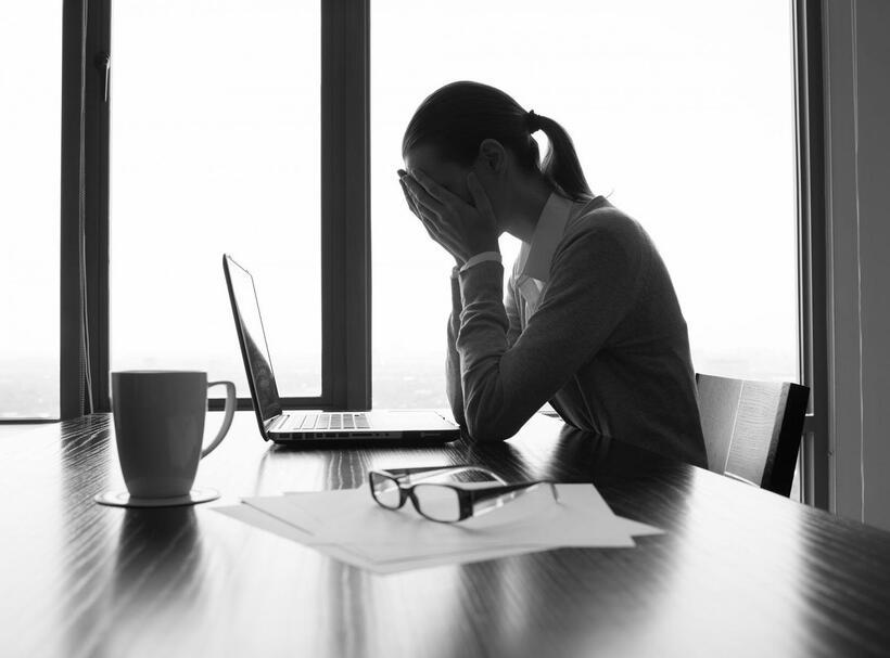 Suy giảm chức năng thận khiến độc tố và tạp chất tích tụ trong máu khiến cơ thể mệt mỏi, yếu và uể oải.