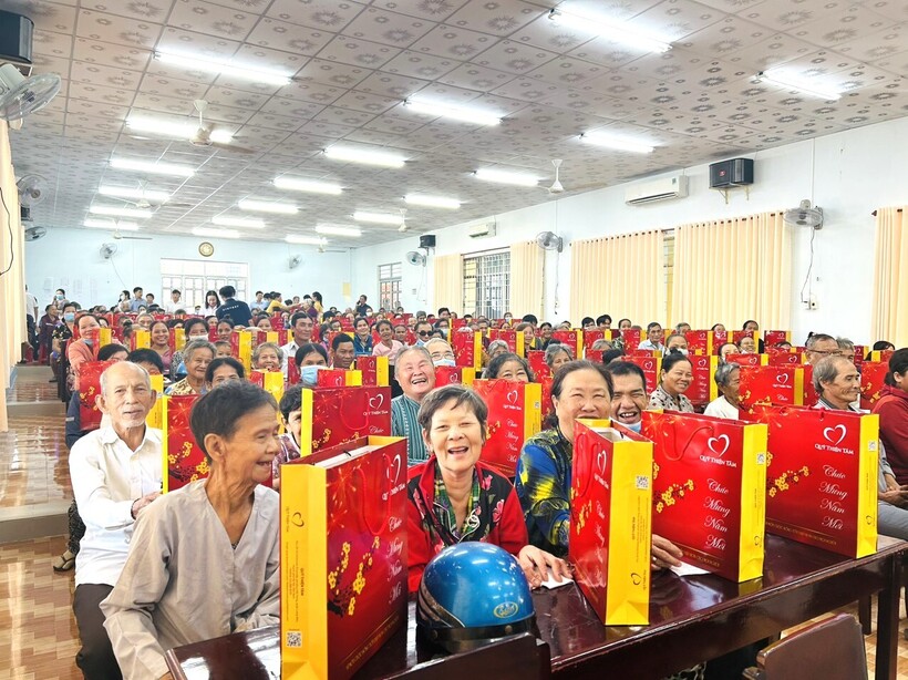 Mỗi dịp Lễ Tết, Quỹ Thiện Tâm luôn đều đặn trao hàng trăm nghìn suất quà tới các gia đình chính sách, những mảnh đời khó khăn