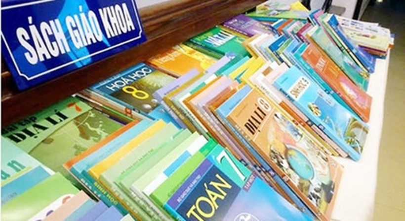 Trong năm học 2025-2026, các cơ sở giáo dục trên toàn quốc sử dụng nguyên sách giáo khoa đã được lựa chọn để dạy học. Ảnh minh hoạ