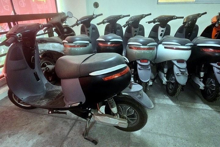 Kiểm tra nguồn gốc và giấy tờ là việc làm bắt buộc khi mua xe điện. Ảnh minh hoạ/ VietNamNet.