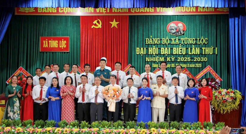 Chủ nhiệm Ủy ban Kiểm tra Tỉnh ủy Hà Văn Trọng tặng hoa chúc mừng Ban Chấp hành Đảng bộ xã Tùng Lộc nhiệm kỳ 2025 - 2030