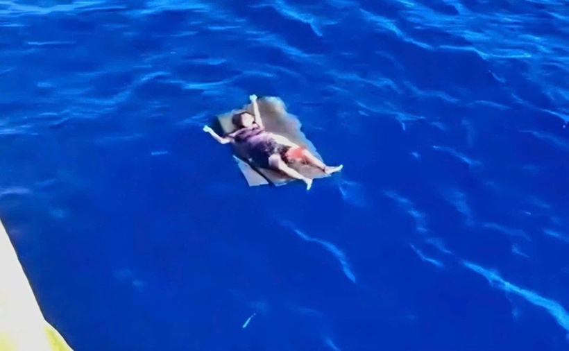 Ông Thạch nằm trên tấm mút xốp lênh đênh trên biển. (Ảnh cắt từ clip)