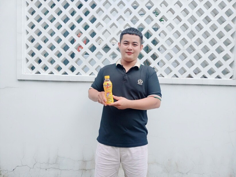 Anh Lê Trọng Phúc là 1 trong 3 khách hàng may mắn trúng giải Nhì với giải thưởng là một iPad Air 6 M2 17,6 triệu đồng. (Ảnh: NVCC)