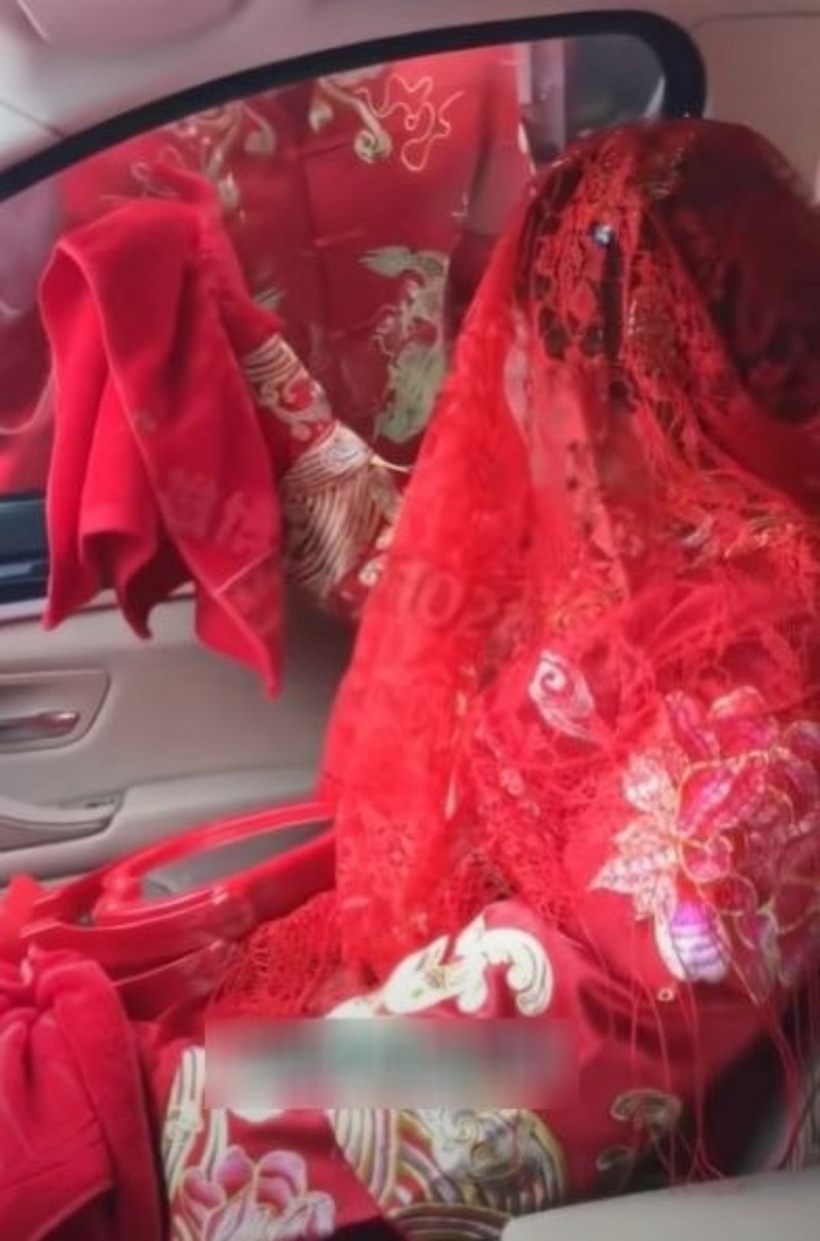 Nghe lời bạn thân, cô dâu đòi thêm chú rể phí xuống xe hoa. Ảnh: 163.com