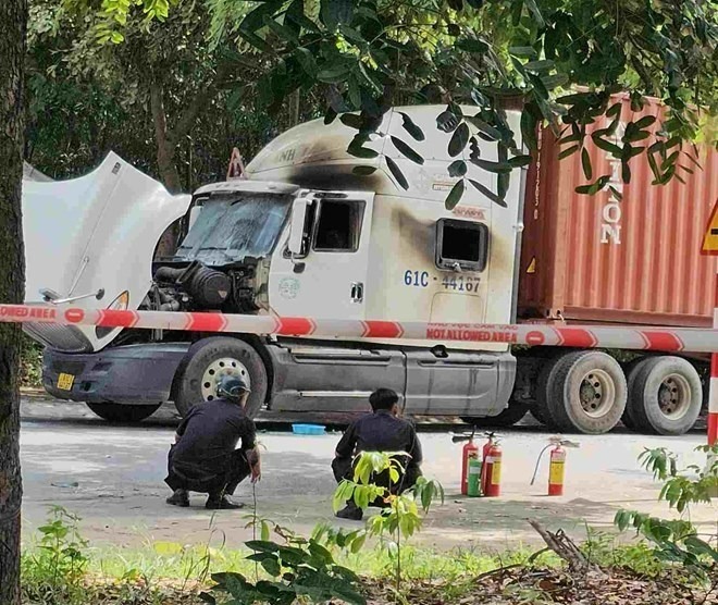 Cận cảnh đầu xe cabin nơi người đàn ông phóng hỏa. (Ảnh: Lao động)